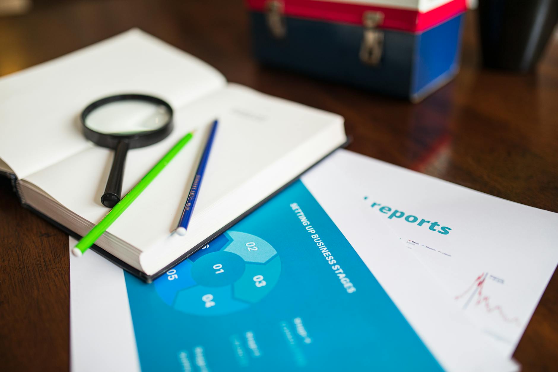 Para Certificações Financeiras como CPA-10, CPA-20 e CEA, a ordem certa para estudar geralmente segue a progressão: CPA-10 (n