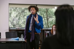 Para Liderança e Gestão de Pessoas, os cursos da FGV e HSM oferecem formações robustas, com a FGV focando em uma abordagem ma