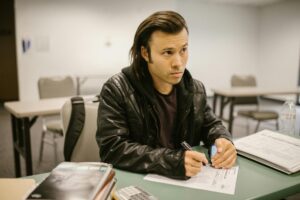 Para saber qual MBA tem mais peso no currículo em 2026, é crucial entender que ambos os formatos, online e presencial, são va